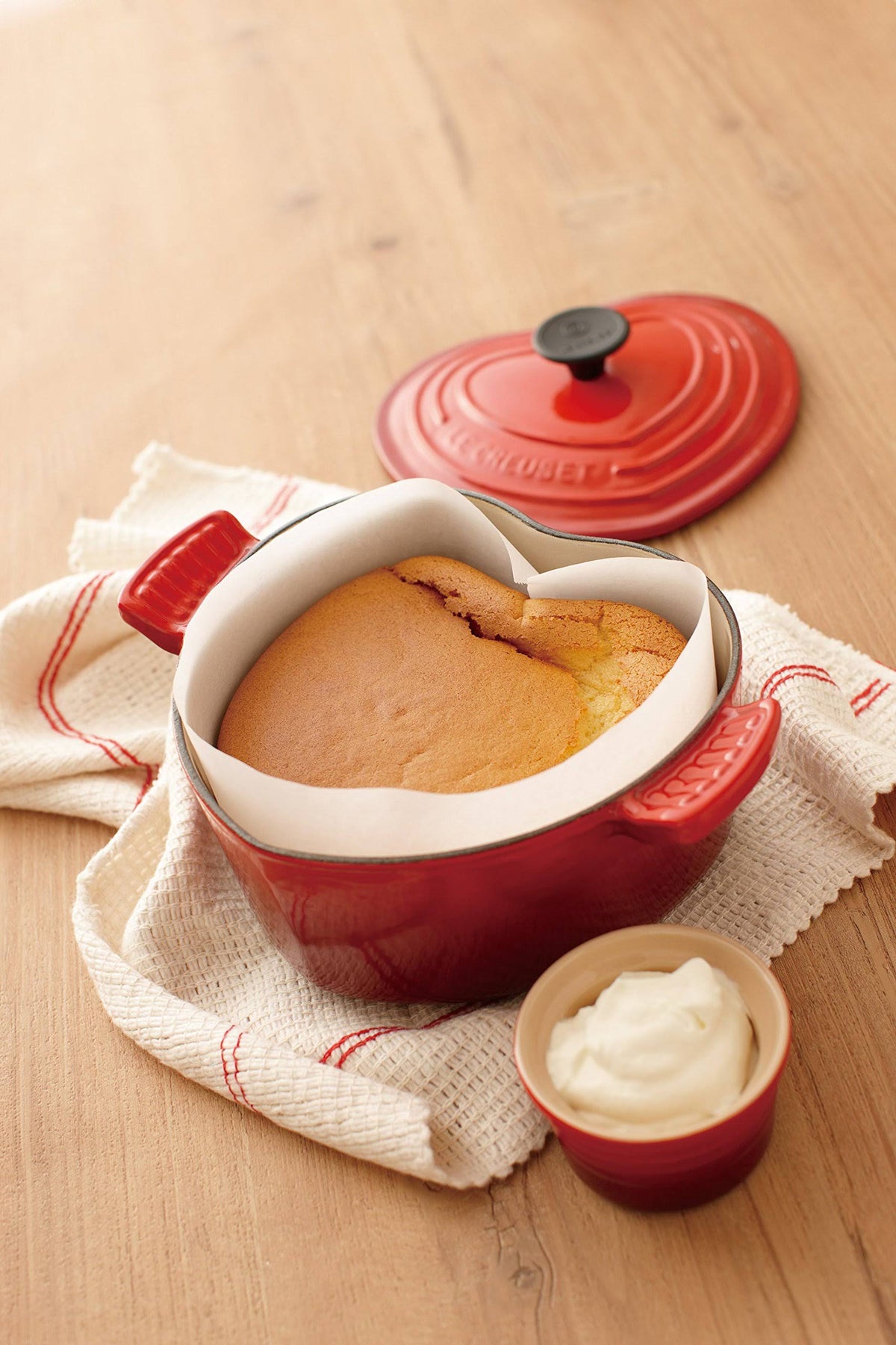 Red Enameled Cast-Iron 2-Quart Heart Casserole Q895