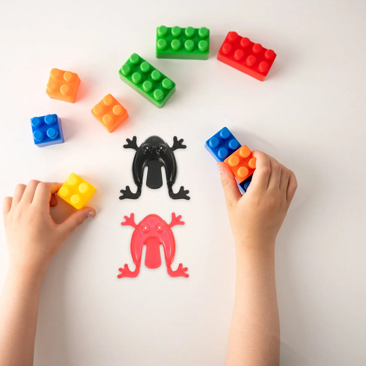 200 Pcs Plastic Bouncing Frog Toys B8473